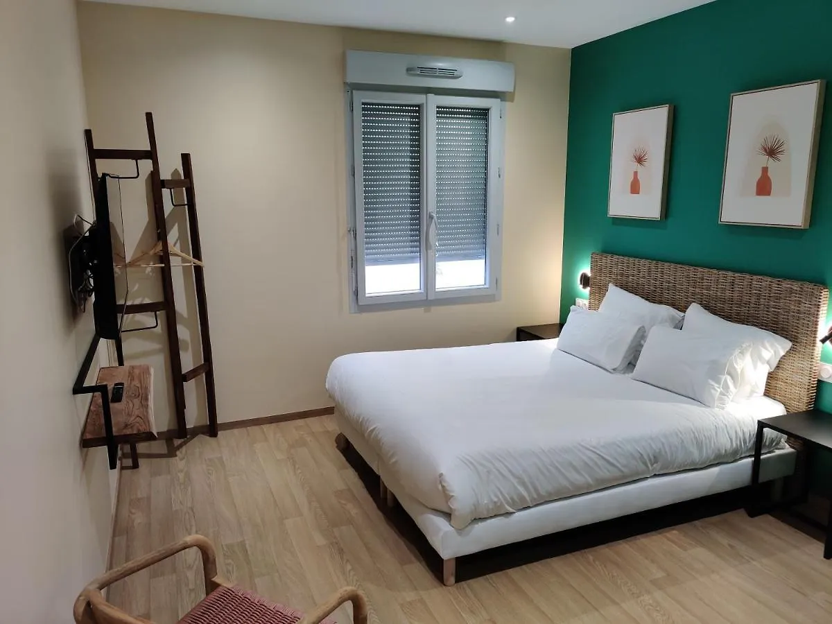 **  Hotel De La Tour Francia